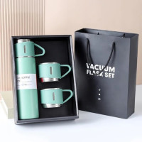 Вакуумний термос 500 мл із комплектом із 3 чашок і подарунковим пакованням