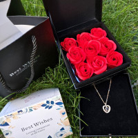 Набір мильних троянд Best Wishes 9 штук у чорній подарунковій коробці з кулоном