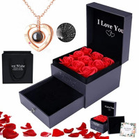 Набір мильних троянд Best Wishes 9 штук у чорній подарунковій коробці з кулоном